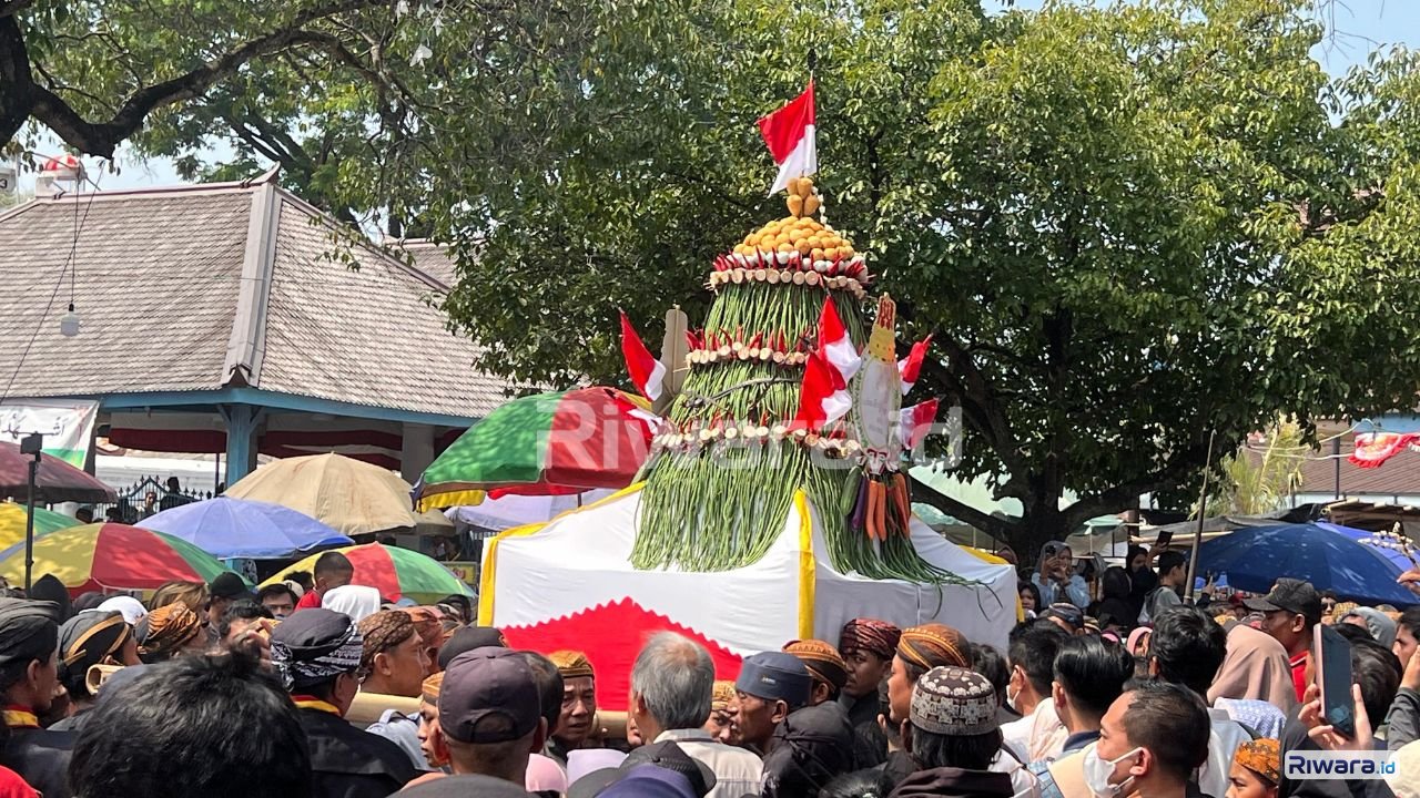 Grebeg Besar Perdana Pakubuwono XIV Dipadati Ribuan Warga Karaton Surakarta Bagikan Gunungan dan 4 Sapi Kurban